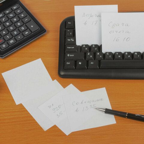 Блок для записей 9х9х5 белый в прозр. подставке STAFF 1/18 Блок для записей 9х9х5 белый в прозр. подставке STAFF 1/18